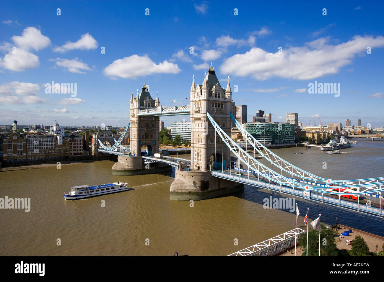 Regno Unito Londra vista in elevazione del Tower Bridge e il fiume Tamigi Foto Stock