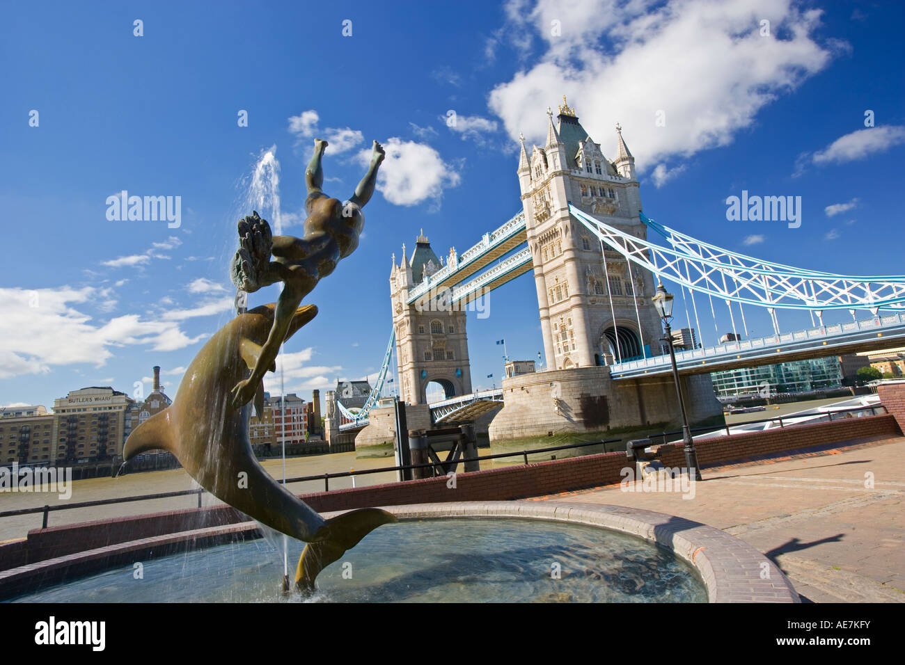 Regno Unito Londra vista del Tower Bridge e il fiume Tamigi Foto Stock