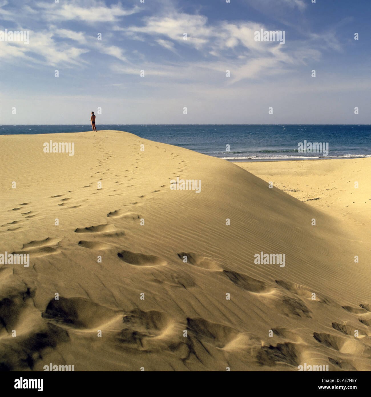 Spiaggia Maspalomas mare & dune di sabbia di footprint e persona sulla skyline Foto Stock