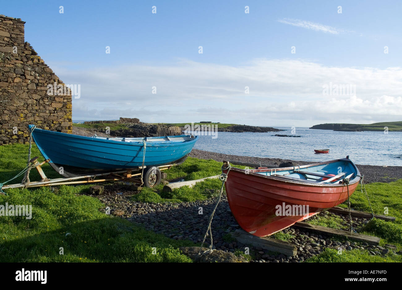 Dh Stenness ESHA NESS SHETLAND Spiaggiata barche di pescatori da cottage beach e bay Foto Stock