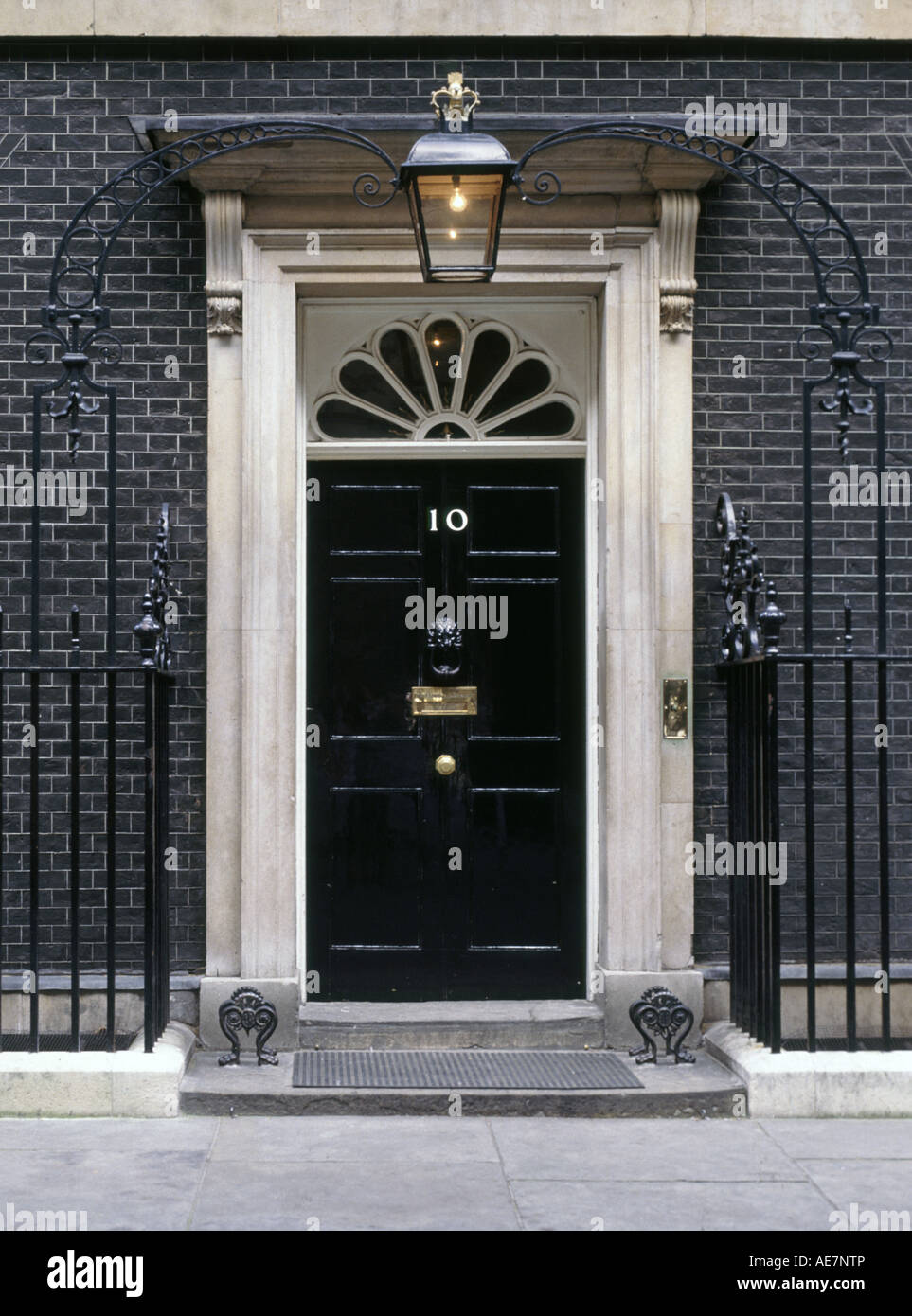 Lampadina sopra il 10 di Downing Street porta nera della residenza ufficiale del primo Ministro nel distretto di Whitehall Westminster Londra Inghilterra Regno Unito Foto Stock