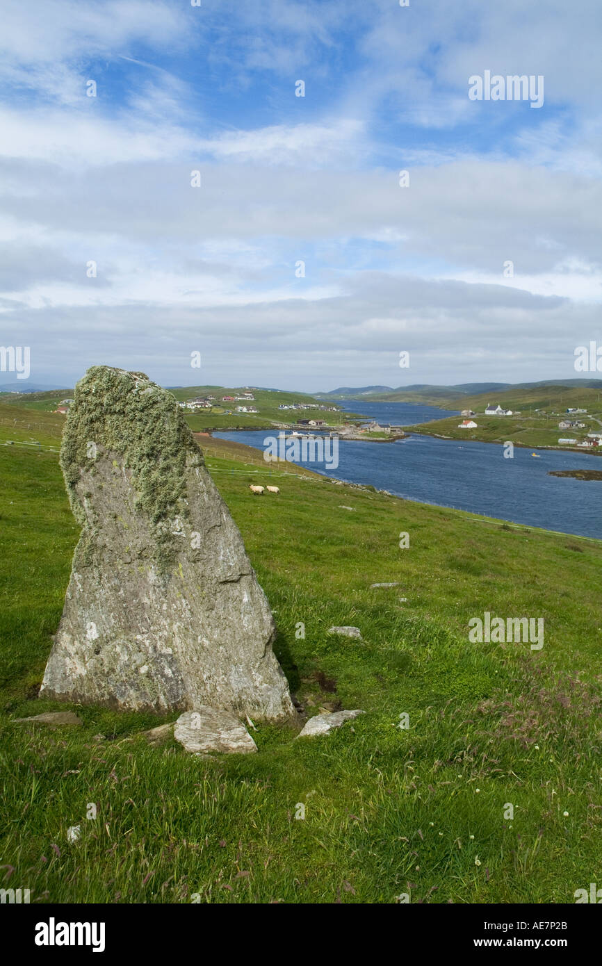 dh Grundsound WEST BURRA SHETLAND pietra in piedi che si affaccia sud VOE Burra occidentale e orientale pietre scozia Foto Stock