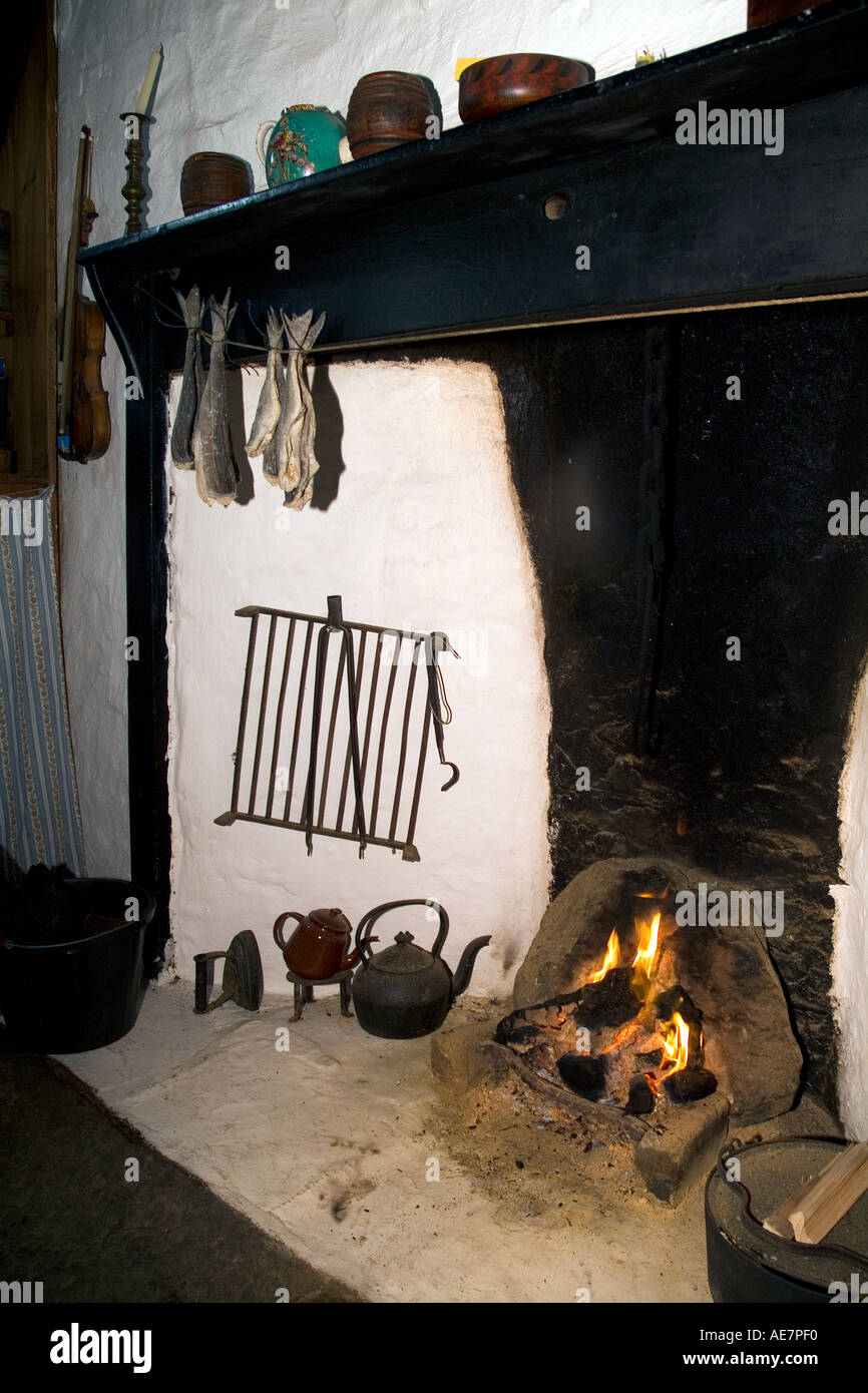 Dh Shetland croft house museum SOUTHVOE SHETLAND Agriturismo camino pesci secchi aprire torba fuoco scozia cottage Foto Stock