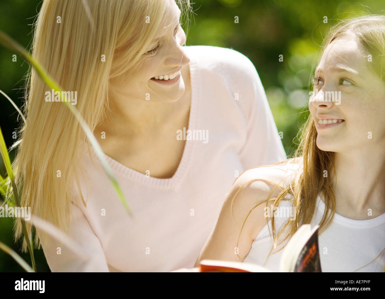 Madre e figlia sorridente ad ogni altro Foto Stock