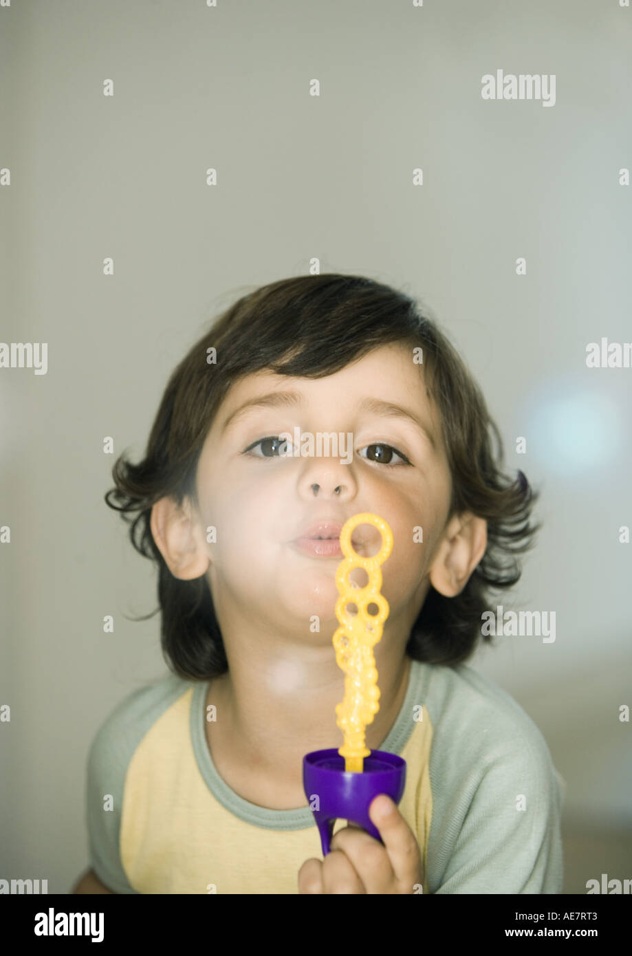Ragazzo giocando, soffiando bolle di sapone Foto Stock