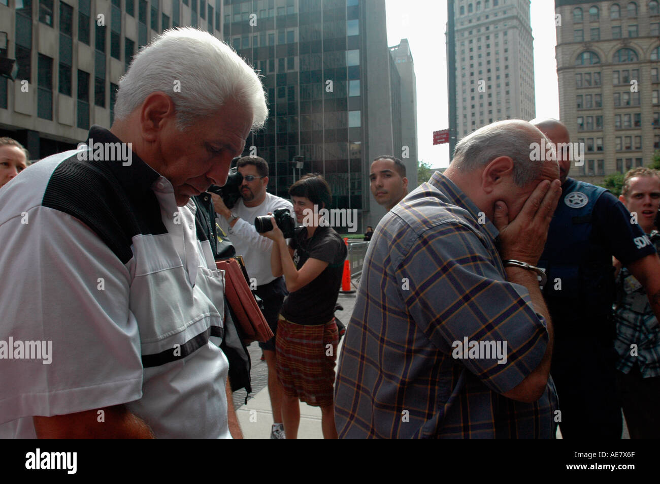 NYC Detective di polizia e gli agenti FBI escort alcuni anziani e persone di mezza età presunta mobsters al di fuori dell'impianto di prenotazione Foto Stock