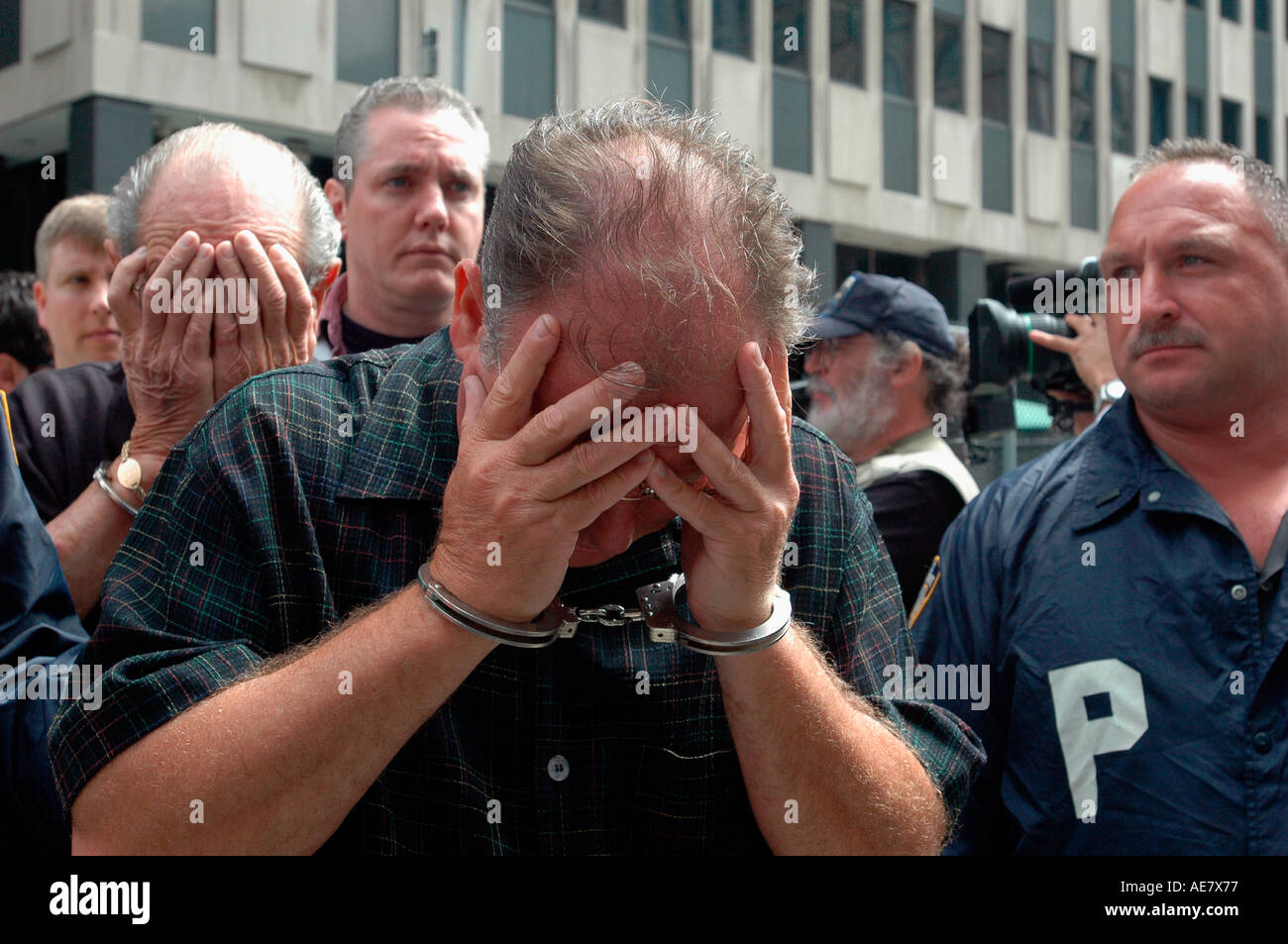 Nyc Detective di polizia e gli agenti FBI escort alcuni anziani e persone di mezza età presunta mobsters al di fuori dell'impianto di prenotazione Foto Stock