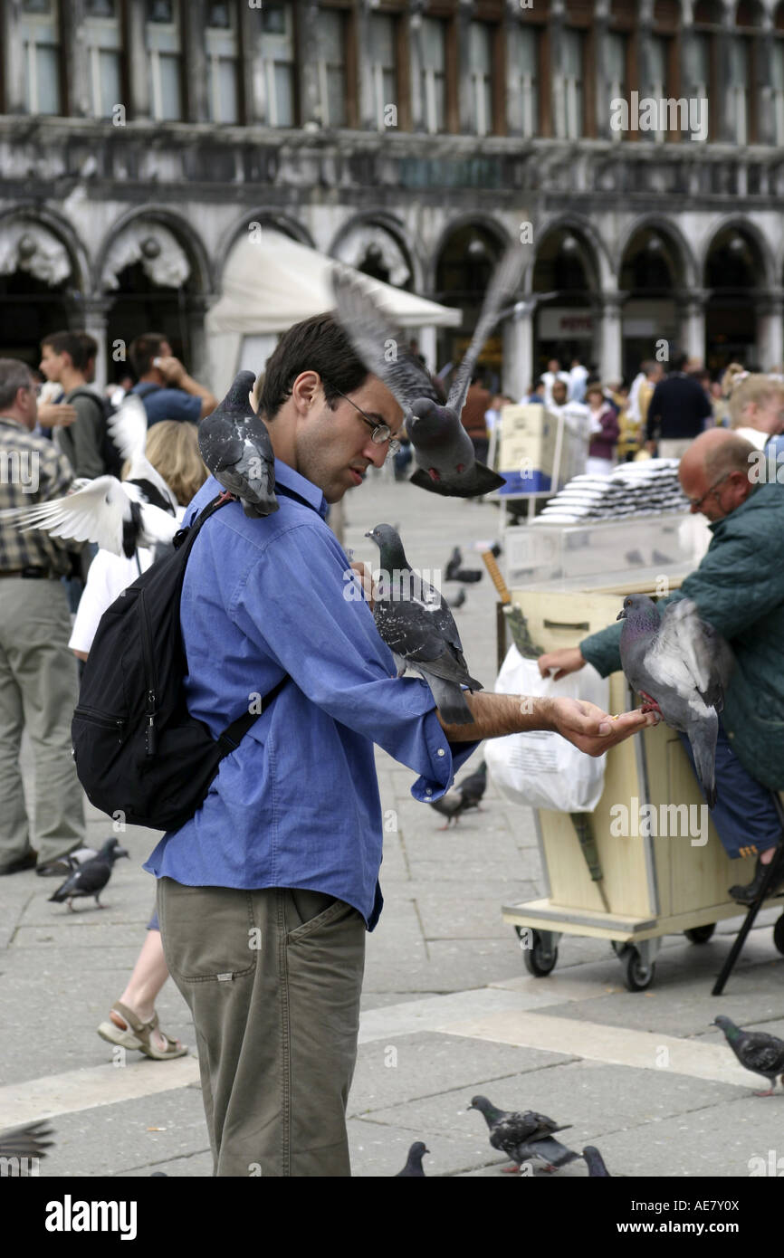 Alimentazione mann piccioni in Piazza San Marco, l'Italia, Venezia Foto Stock