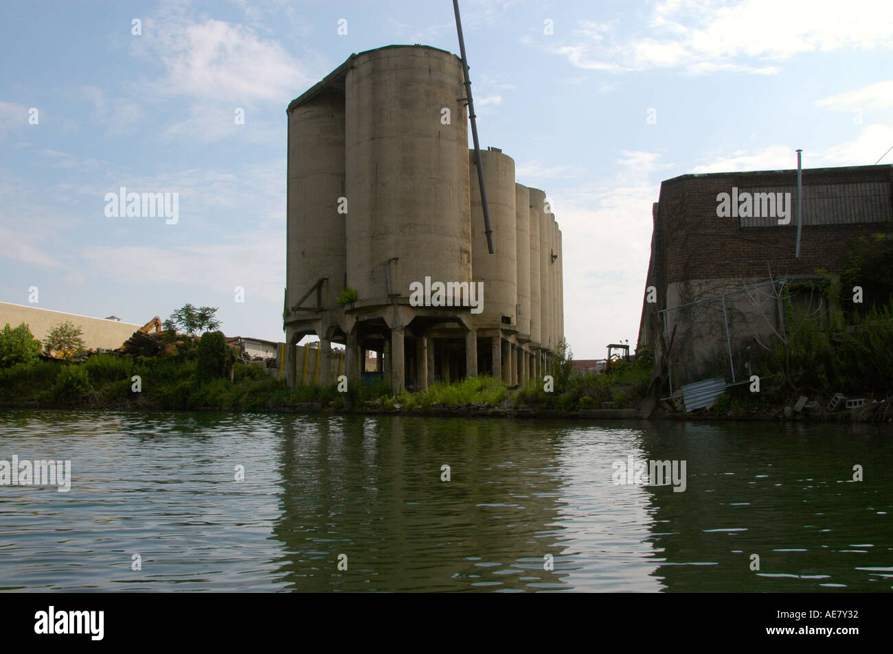 L'organizzazione ambientale Urban Divers tour in barca del inquinato per via navigabile la Gowanus Canal i subacquei urbano è una organizzazione non profit che monitora il NY NJ estuario del porto e offre programmi per aumentare la consapevolezza del pubblico a New York s vie navigabili il Gowanus Canal che è stato completato nel tardo 1860 s per facilitare l'industria lungo di esso s le banche è diventato sempre più inquinato fino ad una stazione di pompaggio è stato costruito in corrispondenza di una prima estremità all'inizio del XX secolo per sciacquare il canal . Foto Stock