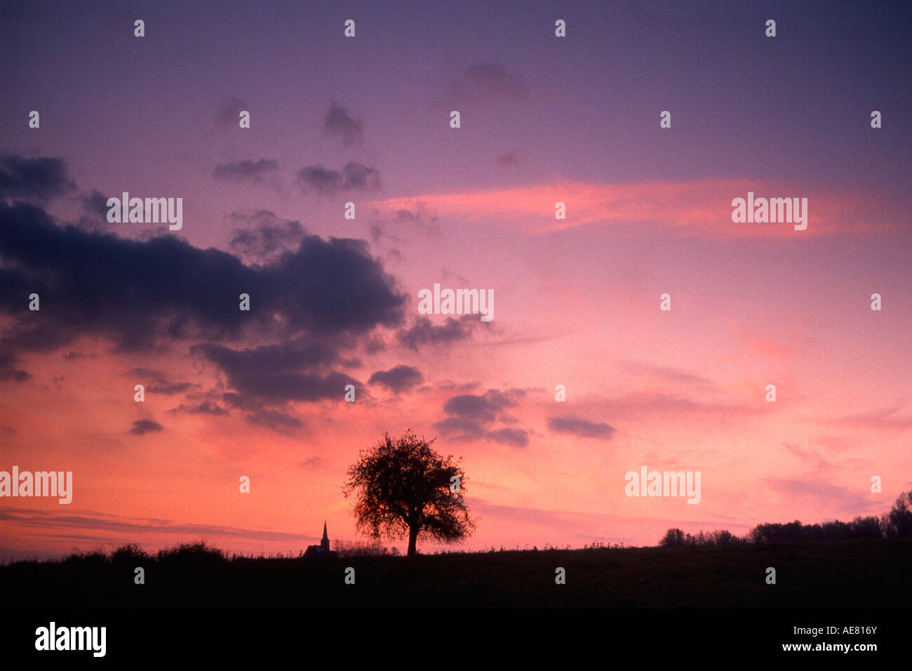 Tramonto su un piccolo villaggio (Francia settentrionale) Foto Stock