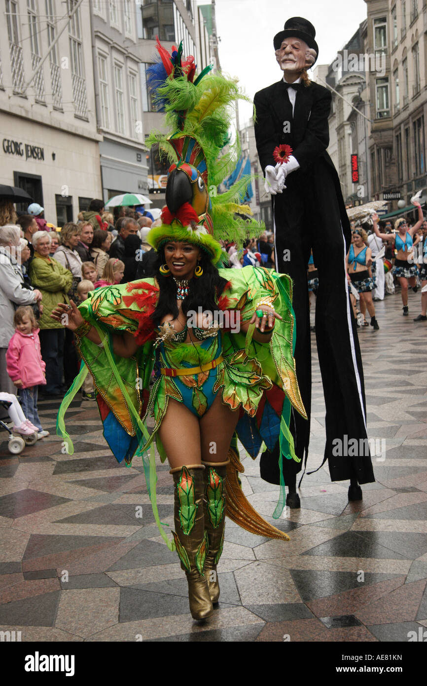 L'alto uomo e il pappagallo fata carnevale di Copenhagen 2006 Foto Stock