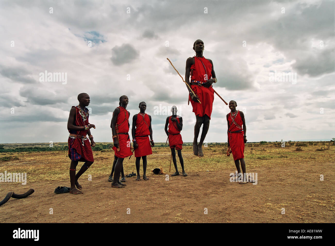 Masai persone di eseguire un salto cerimonia danza Kenya Giugno 2006 Foto Stock