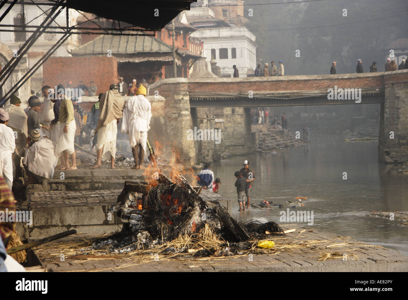 Cremazioni in corso al ghat del sacro fiume Bagmati Pashupatinath Nepal Gennaio 2007 Foto Stock