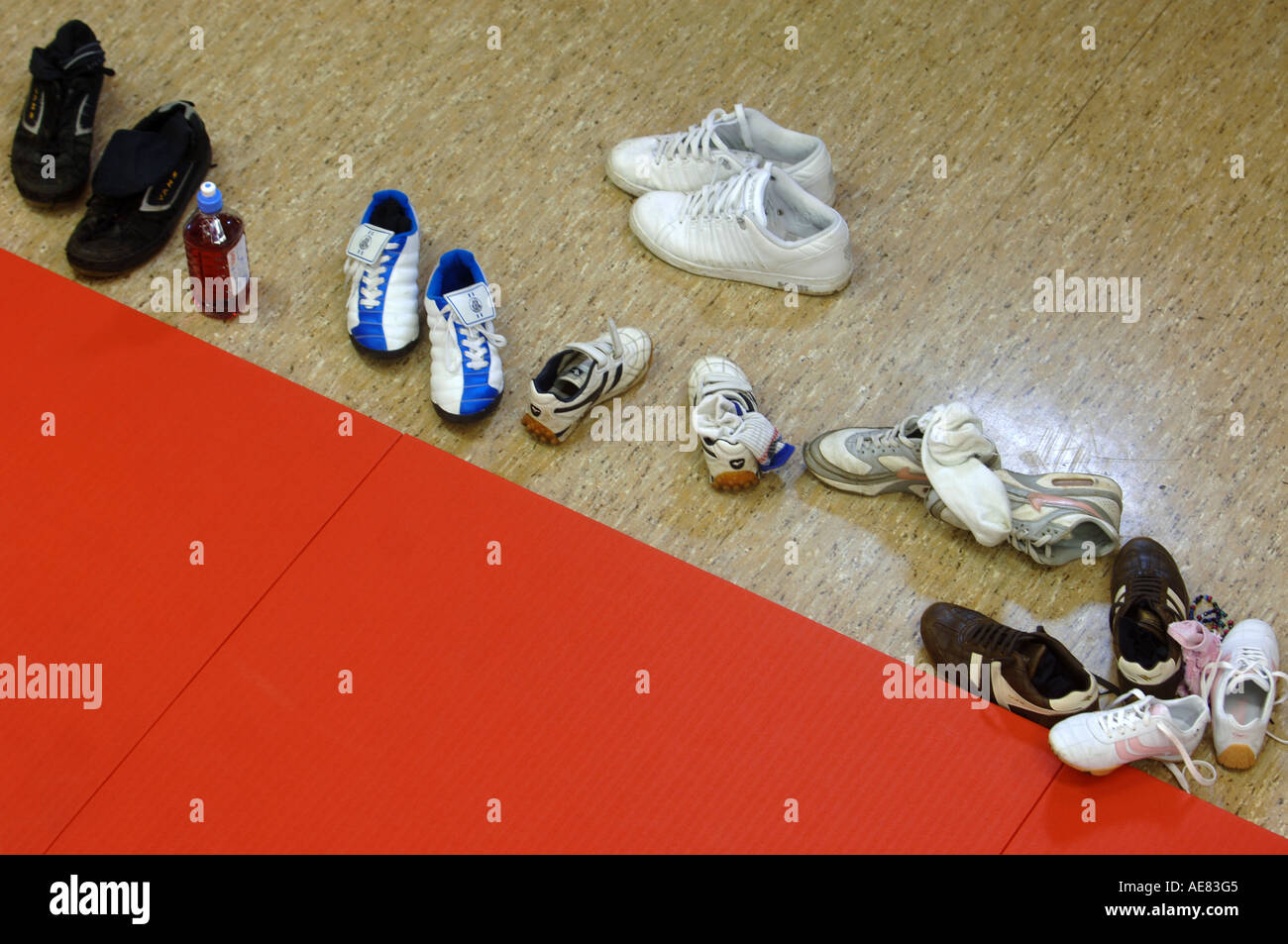 Vista aerea di scarpe per bambini a sinistra accanto al UNA PALESTRA MAT durante l'apprendimento di Judo presso un centro giovanile a Abingdon Oxfordshire UK Foto Stock