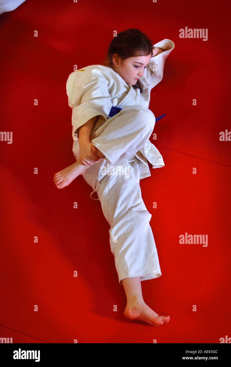 Vista aerea di una giovane ragazza stretching prima di una classe di judo presso un centro giovanile a Abingdon Oxfordshire UK Foto Stock