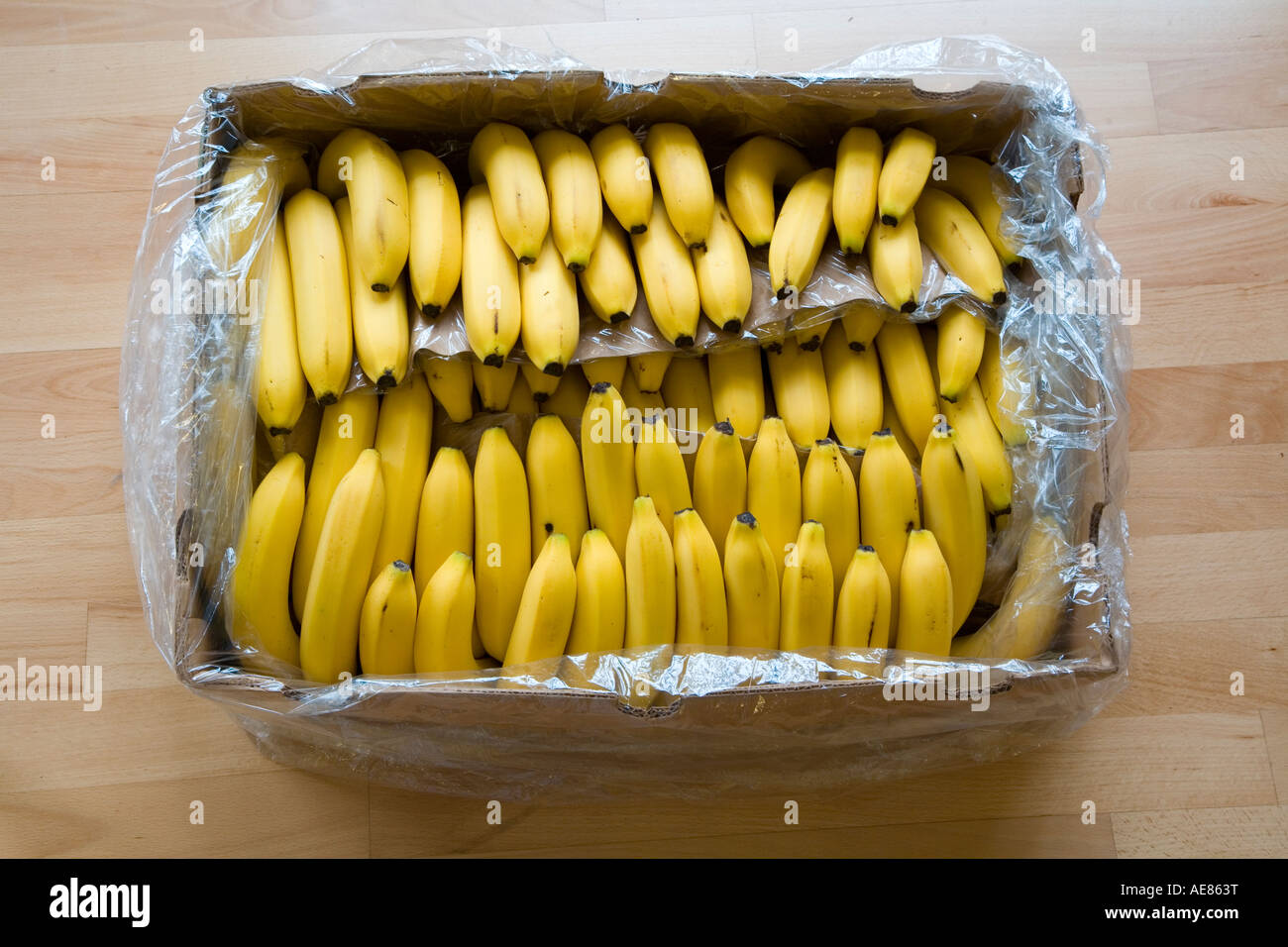 Scatola piena di banane Foto Stock