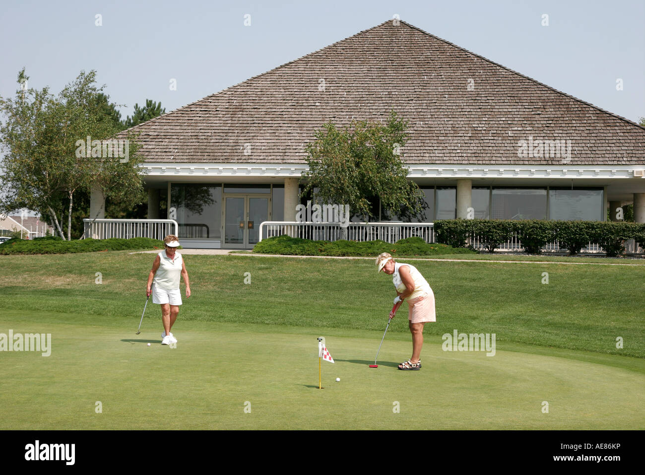 Ohio Toledo, Oregon, Maumee Bay state Park, Scottish Links Golf Course, Women, Practice Putting Green, OH070801005 Foto Stock