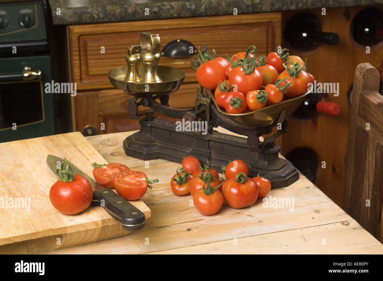 Pomodori cresciuti in casa in un paese tradizionale cucina con scale rustico Foto Stock