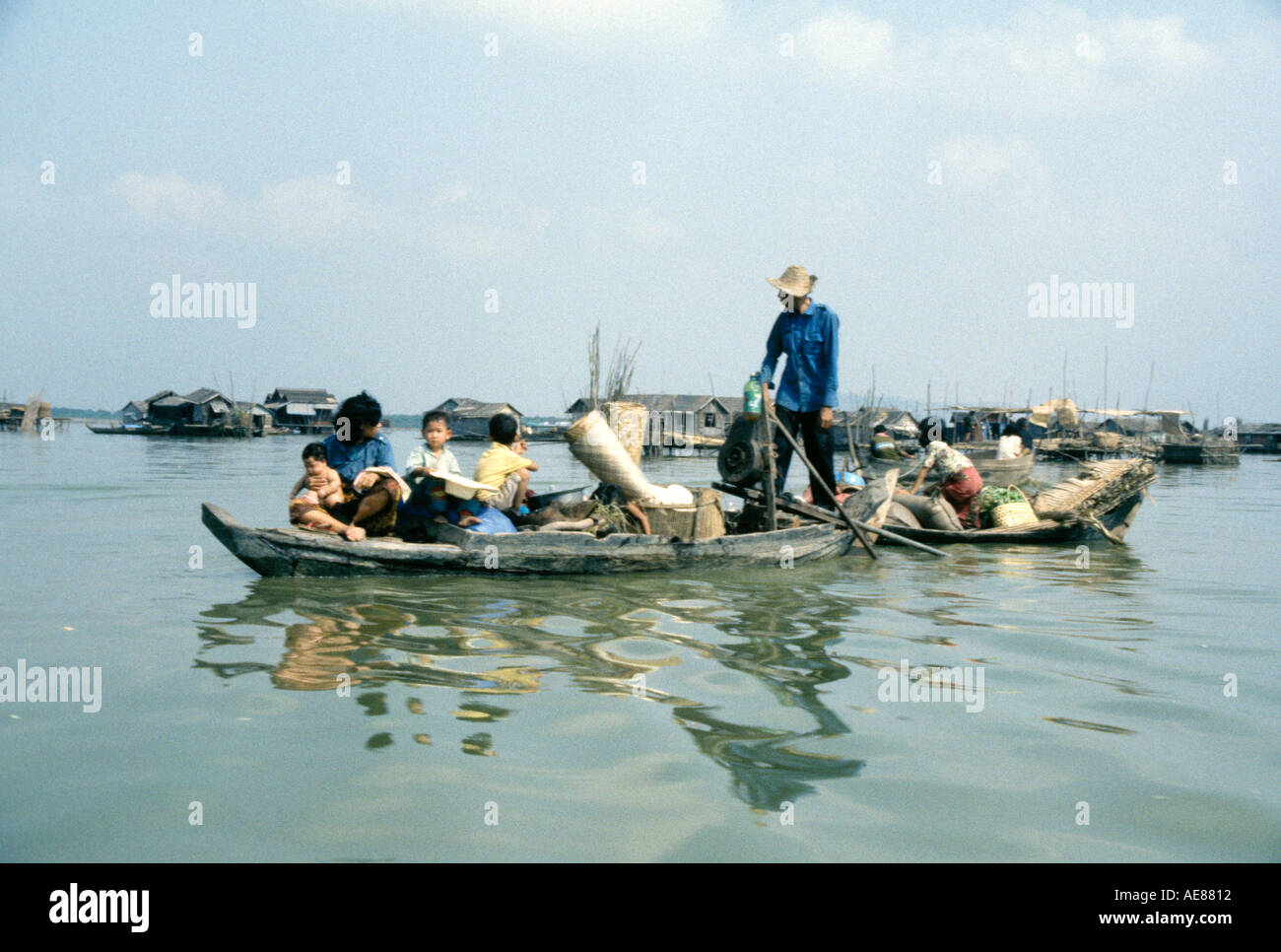 Cambogiano famiglia pesca in canoa Tonli Sap lago,Kampuchea, Foto Stock