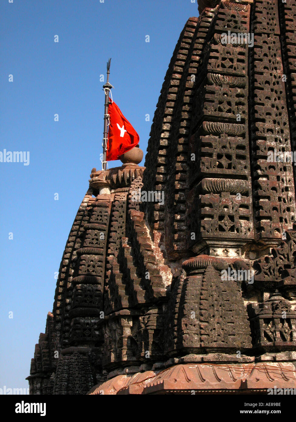 Bandiera rossa che fluttua sopra un tempio indù in India Rajasthan Ossian Foto Stock