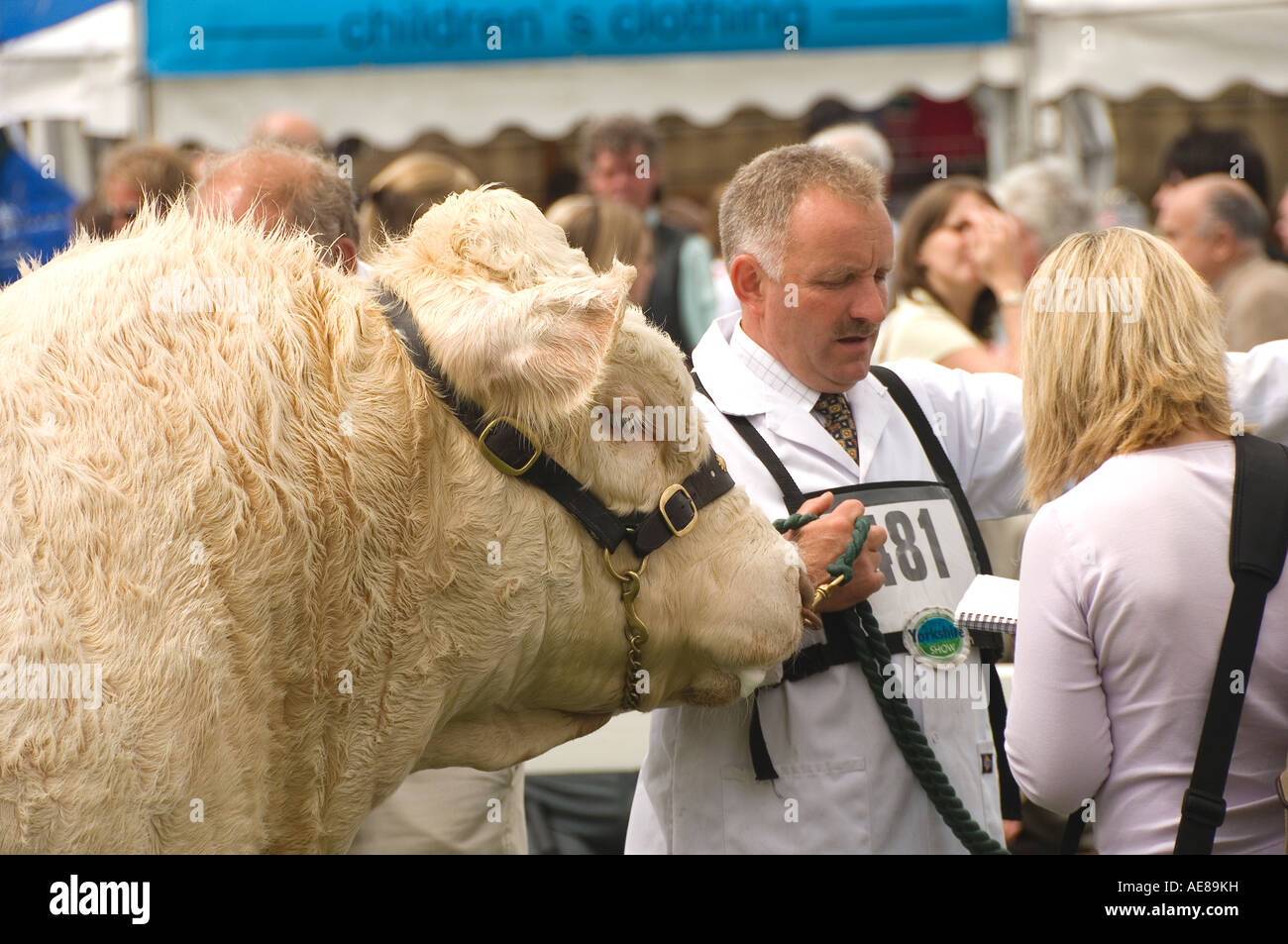 Contadino con vincita bull al grande spettacolo dello Yorkshire Harrogate North Yorkshire England Regno Unito Regno Unito GB Gran Bretagna Foto Stock