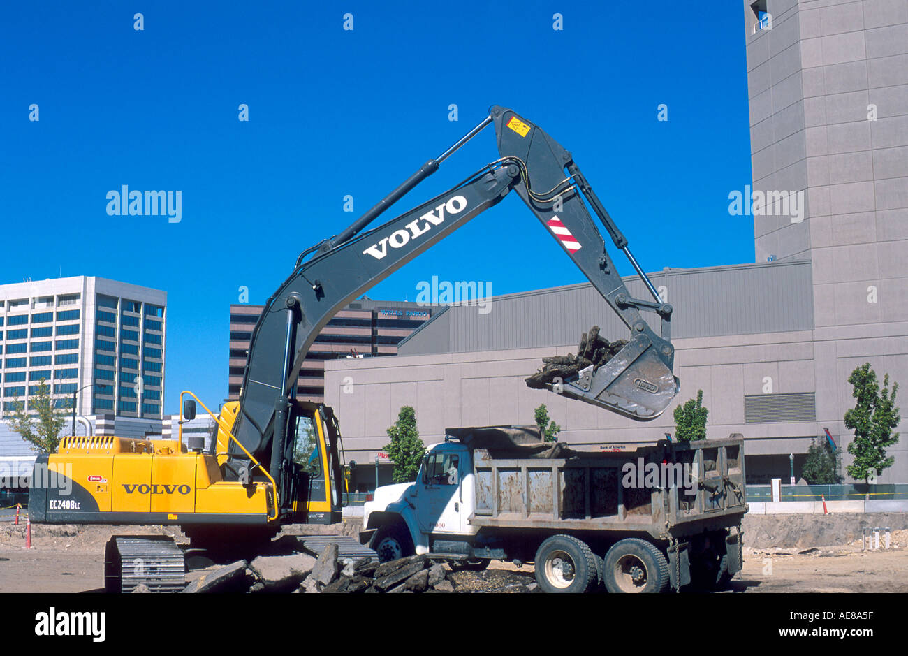 Moto-pala di carico di materiale in camion a Boise Idaho sito in costruzione Foto Stock