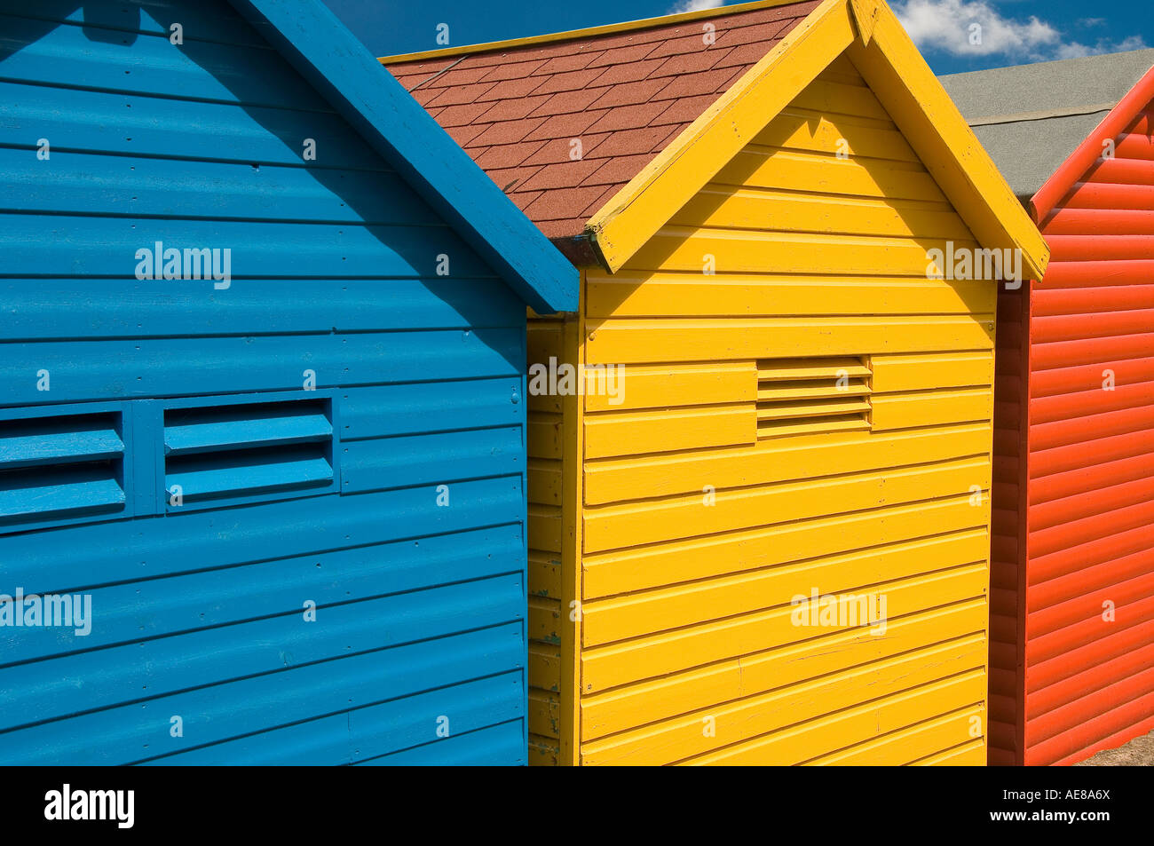 Pittoresca spiaggia di capanne Whitby North Yorkshire England Regno Unito Regno Unito GB Gran Bretagna Foto Stock