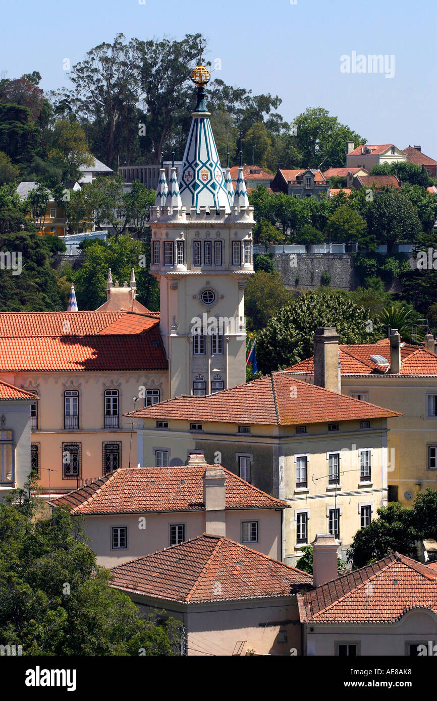 Guardando attraverso Sintra Portogallo tetti al municipio e dalla torre a Sintra, Portogallo. Foto Stock