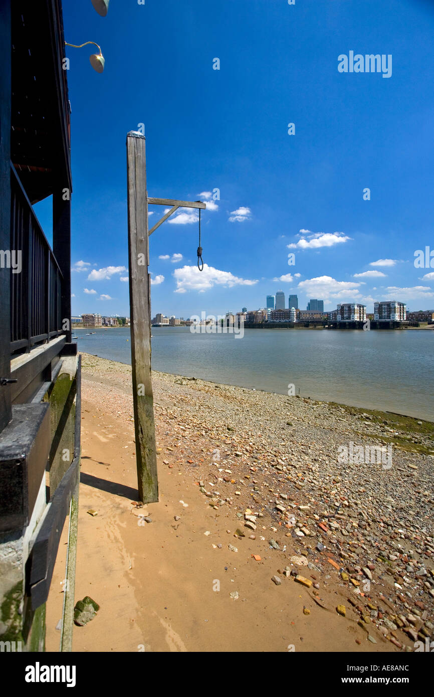 Vecchio hangmans patibolo sulla riva del Tamigi a Londra Inghilterra Foto Stock