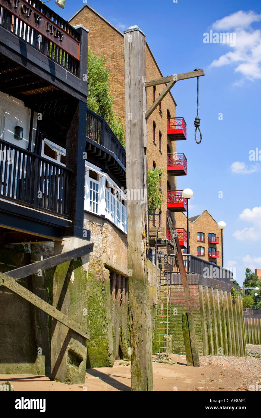 Vecchio hangmans patibolo sulla riva del Tamigi a Londra Inghilterra Foto Stock