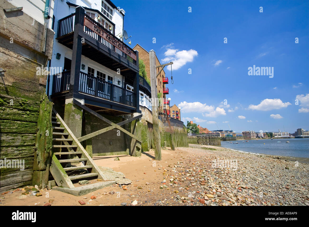 La prospettiva di Whitby pub sulla riva del fiume Tamigi a Londra Inghilterra Foto Stock