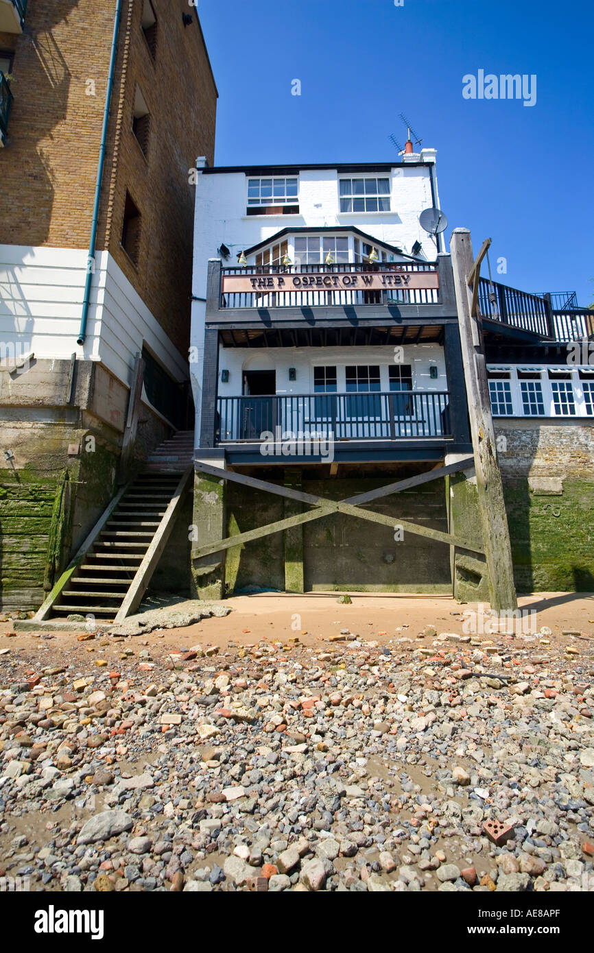 La prospettiva di Whitby pub sulla riva del fiume Tamigi a Londra Inghilterra Foto Stock