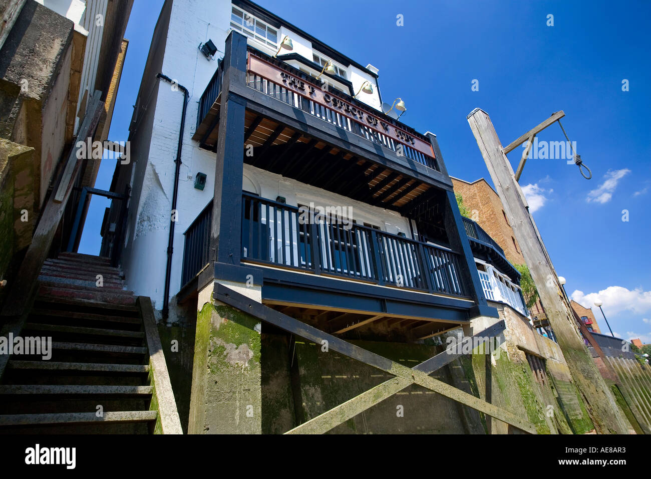 La prospettiva di Whitby pub sulla riva del fiume Tamigi a Londra Inghilterra Foto Stock