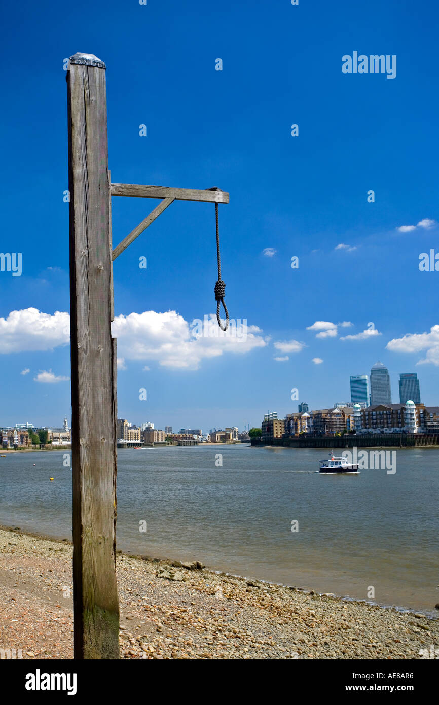 Vecchio hangmans patibolo sulla riva del Tamigi a Londra Inghilterra Foto Stock