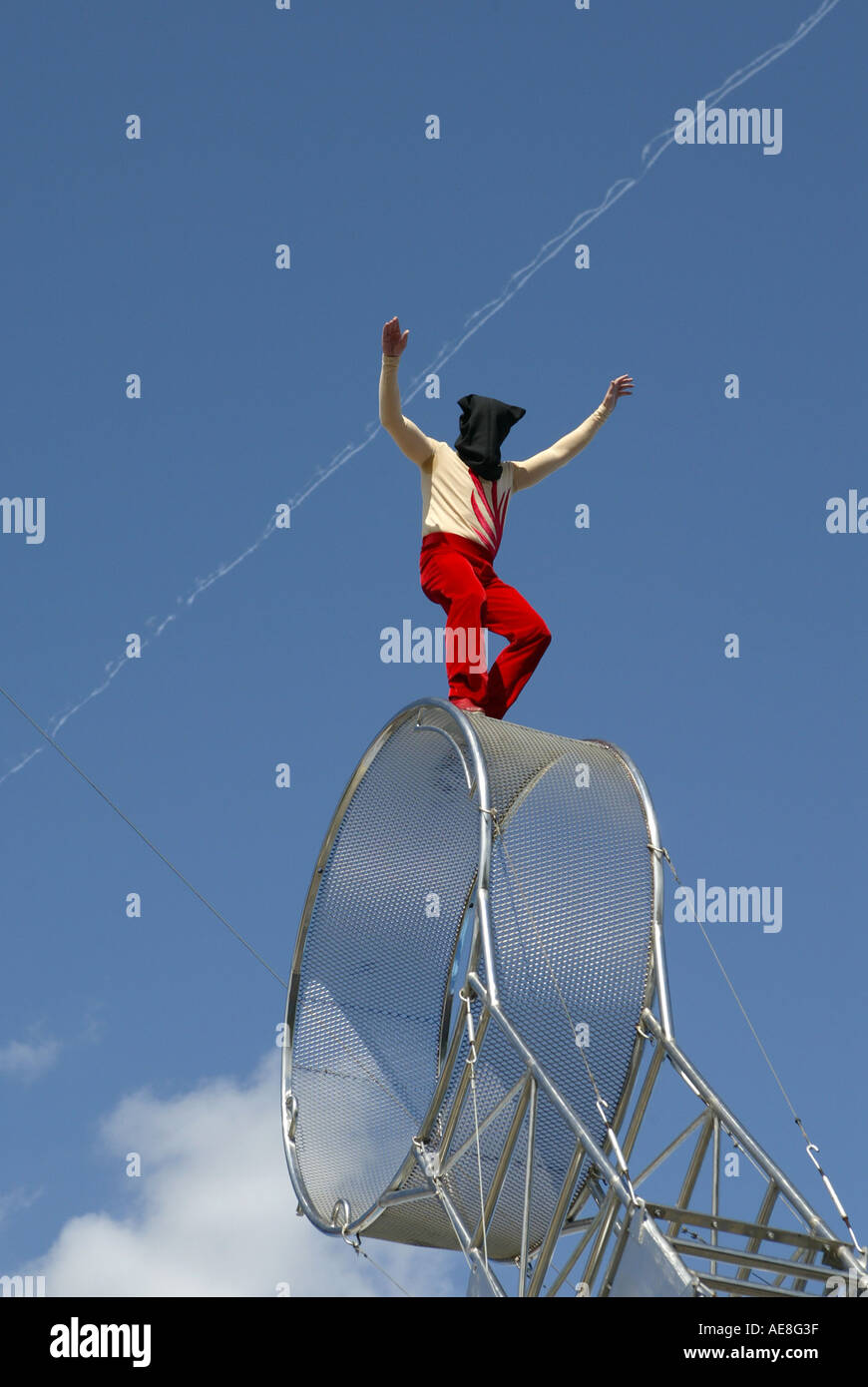 Ruota della morte circus stunt Foto stock - Alamy