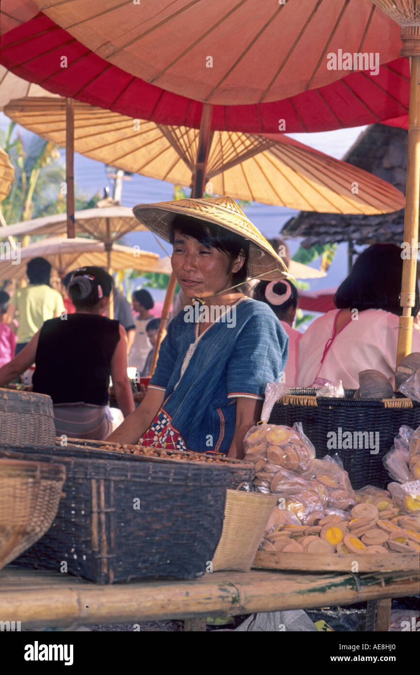 Stallholder mercato al tradizionale mercato Bangkok in Thailandia Foto Stock