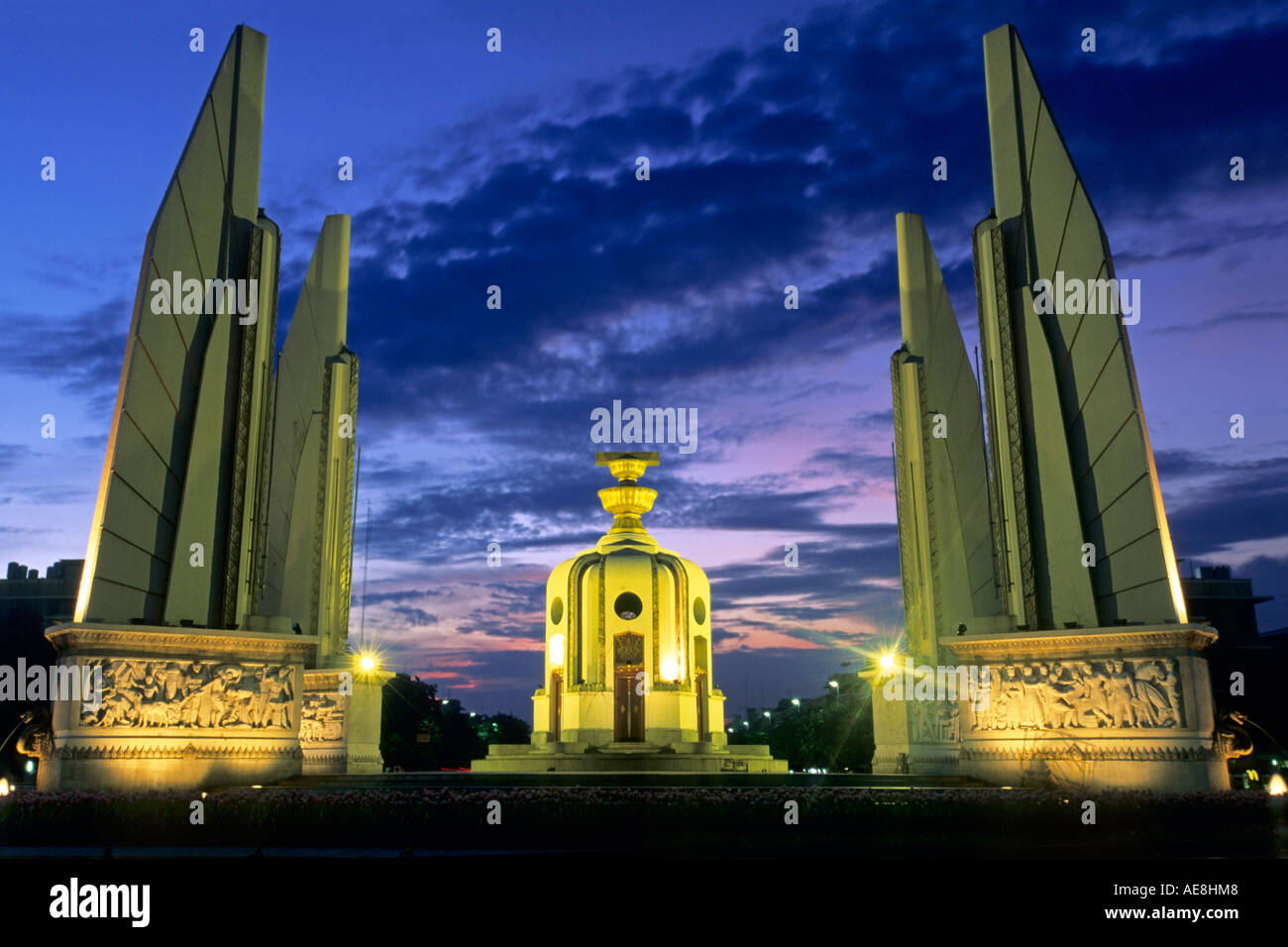 La democrazia monumento di notte, Bangkok, Thailandia Foto Stock