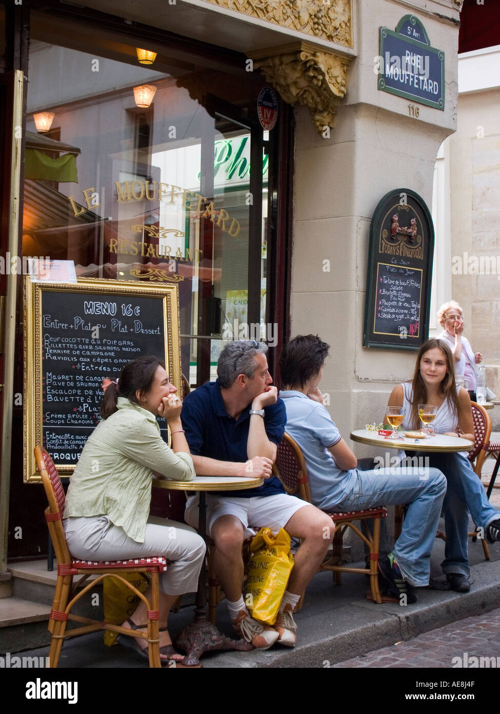 Le persone al cafè sul marciapiede di Rue Mouffetard quinto arrondissement left bank Parigi Francia Foto Stock