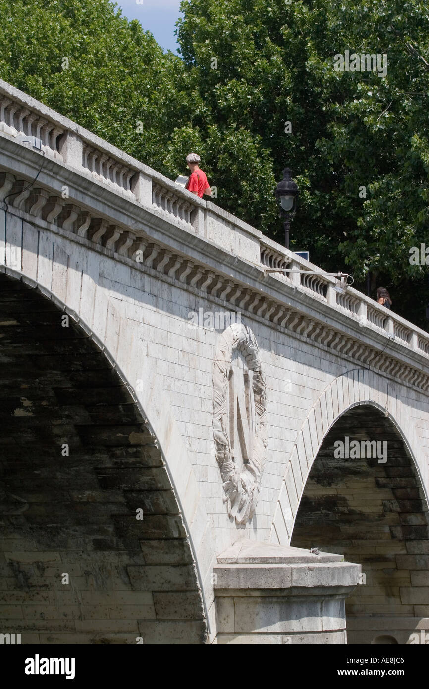 Formare fisarmonica giocatore si trova sul Pont Au Change Bridge Parigi Francia Foto Stock