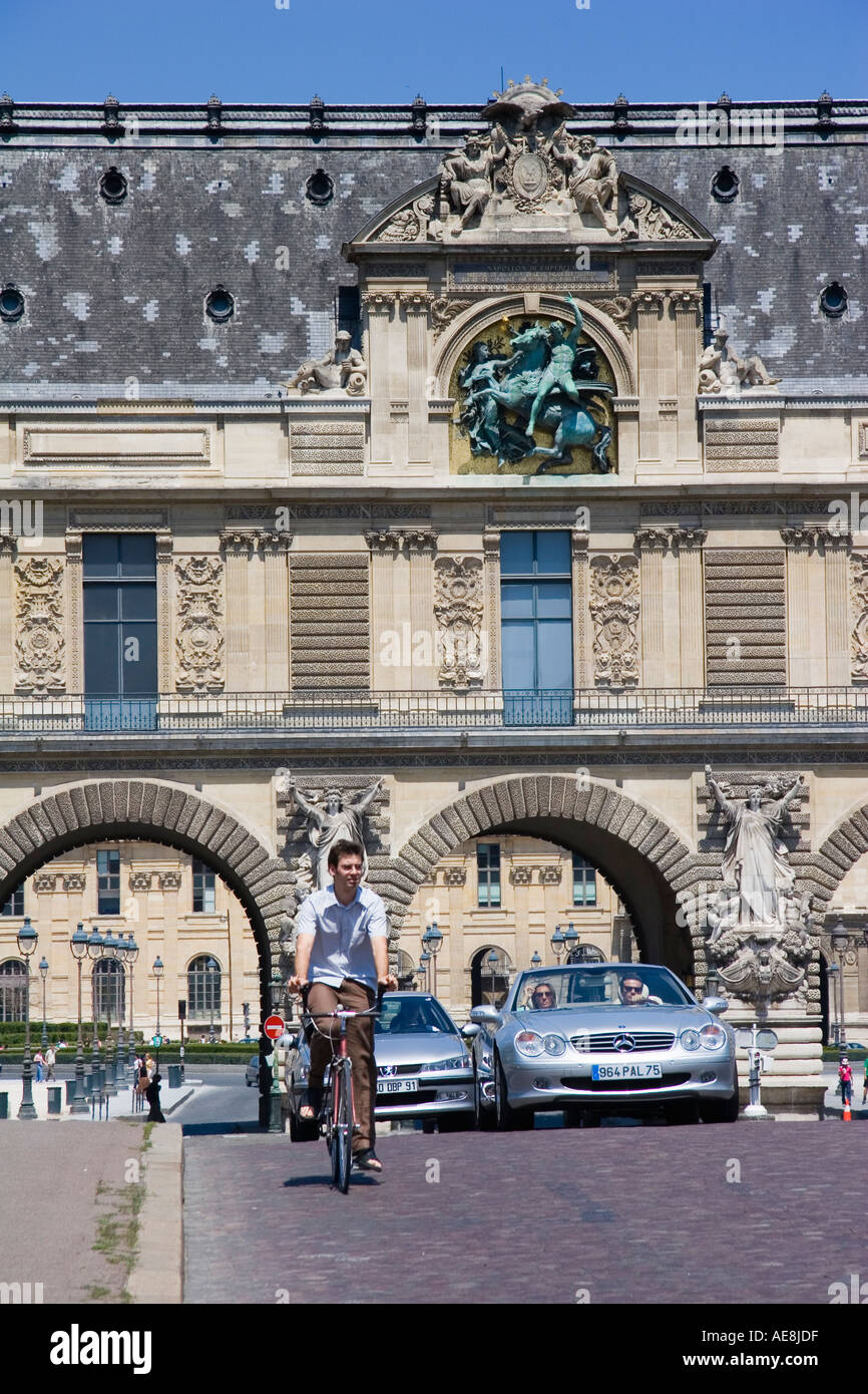 Il traffico sul Pont du Carrousel ponte con il Musee du Louvre dietro Parigi Francia Foto Stock