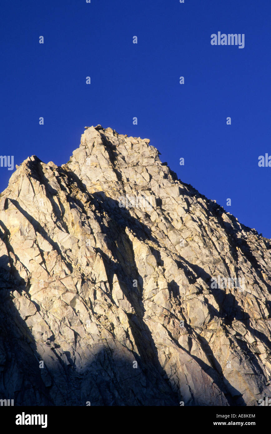 Cime sopra il lago del Tesoro in John Muir Wilderness, Inyo National Forest, Sierra Nevada, in California, Stati Uniti d'America Foto Stock