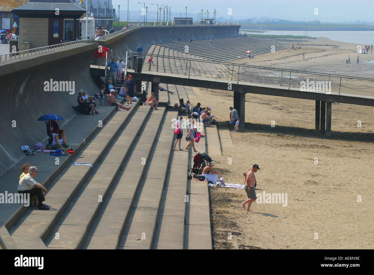 Passi concreti e le difese del mare su Burnham on sea fronte mare Foto Stock
