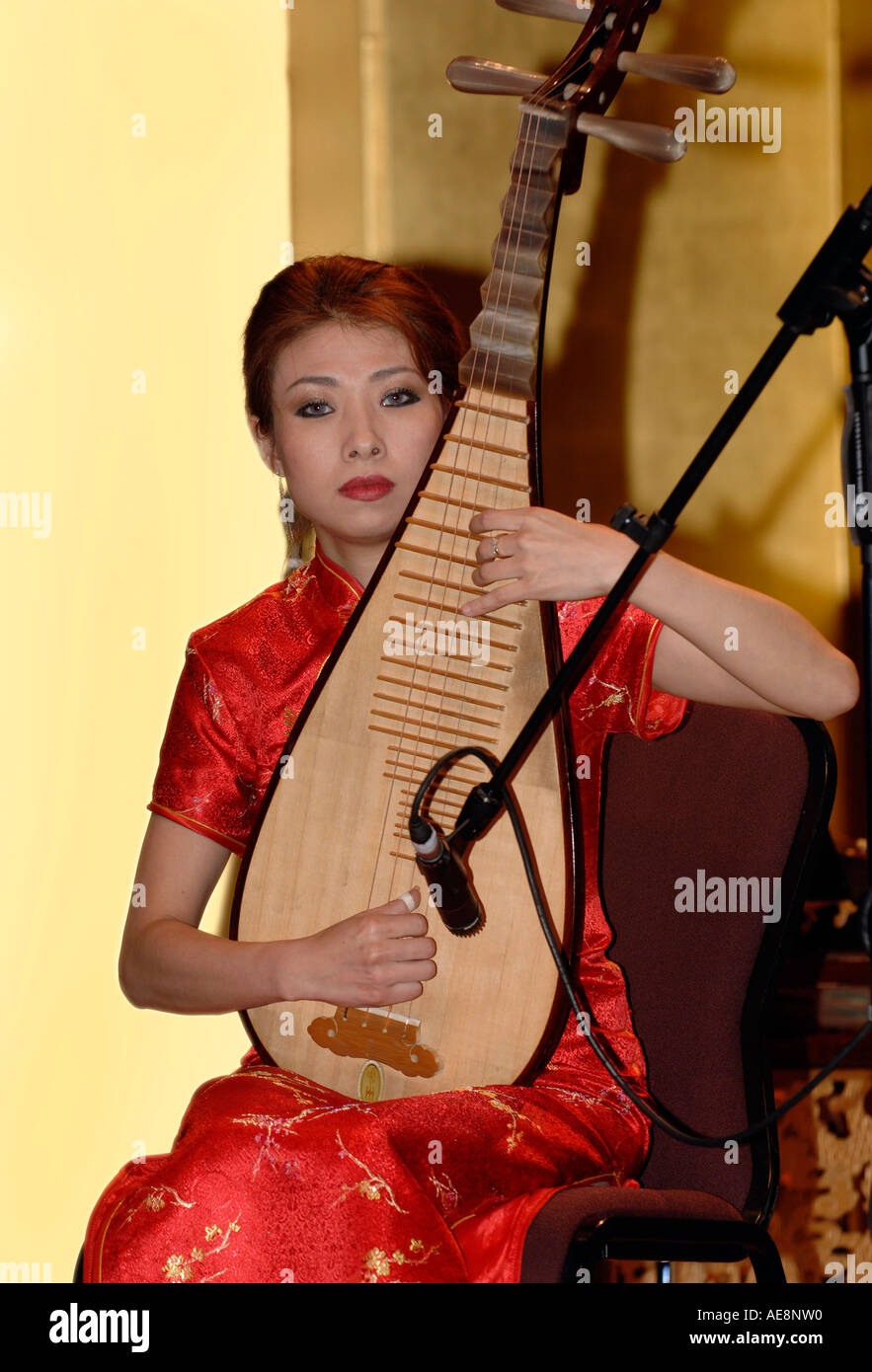 Donna giapponese la riproduzione di liuto orientale in rosso abito in seta Foto Stock