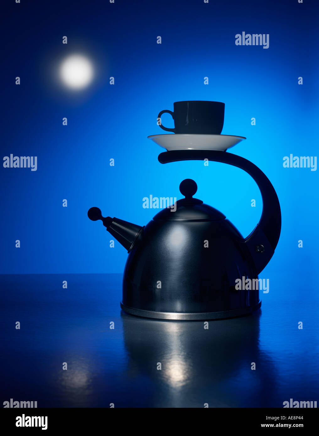 Un bollitore con una tazza bilanciata sull'impugnatura con una luna in  background Foto stock - Alamy