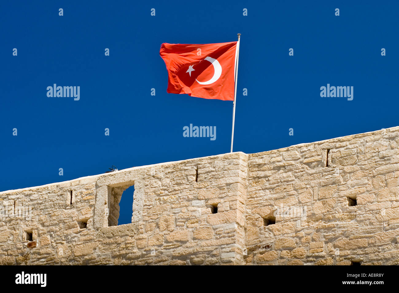Cesme Fort ( 1508 ) e bandiera turca , Aegean , Turchia Foto Stock