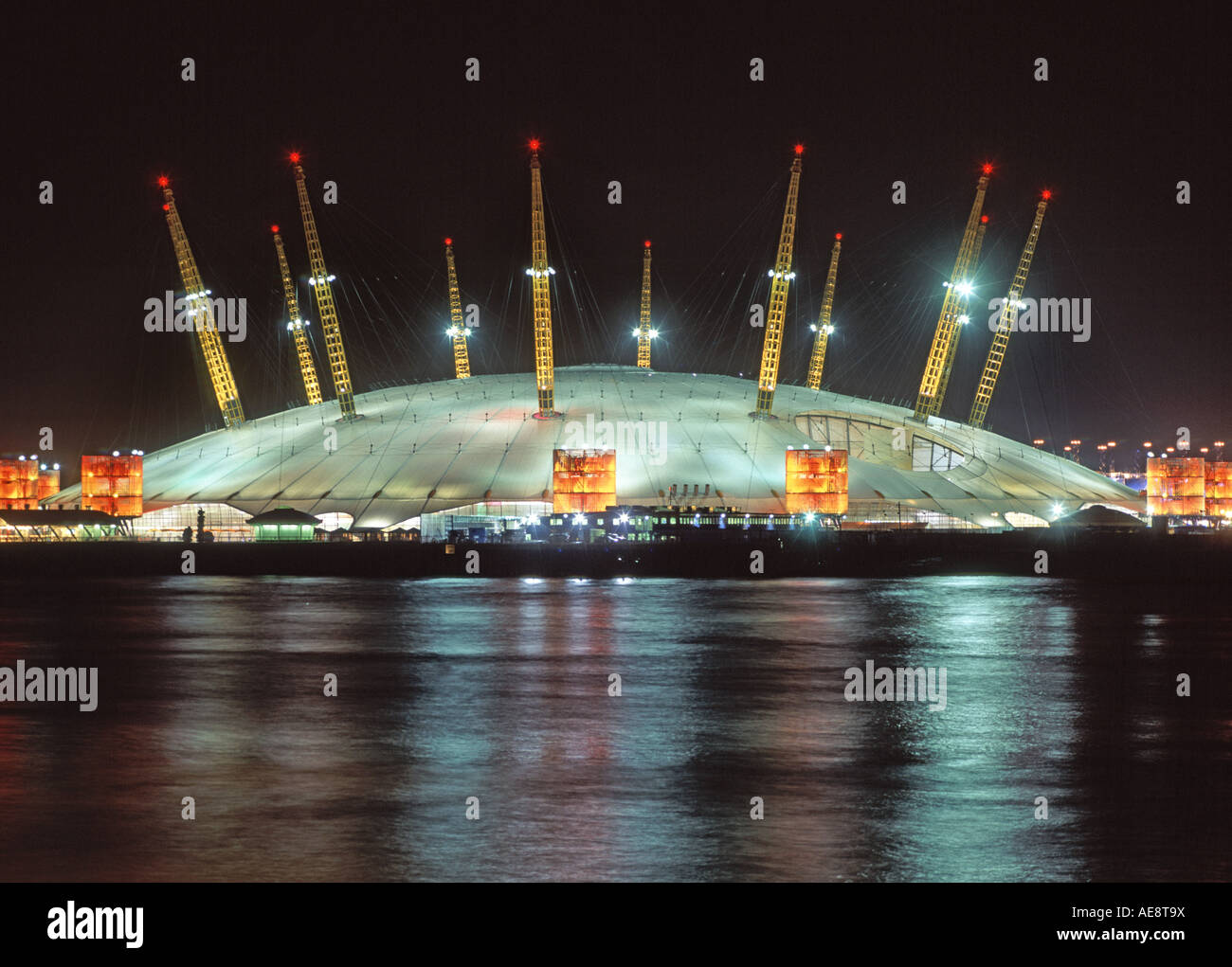 Greenwich Peninsula Millennium Dome rinominata O2 Arena, un complesso di intrattenimento polifunzionale visto di notte con riflessi nel Tamigi London UK Foto Stock