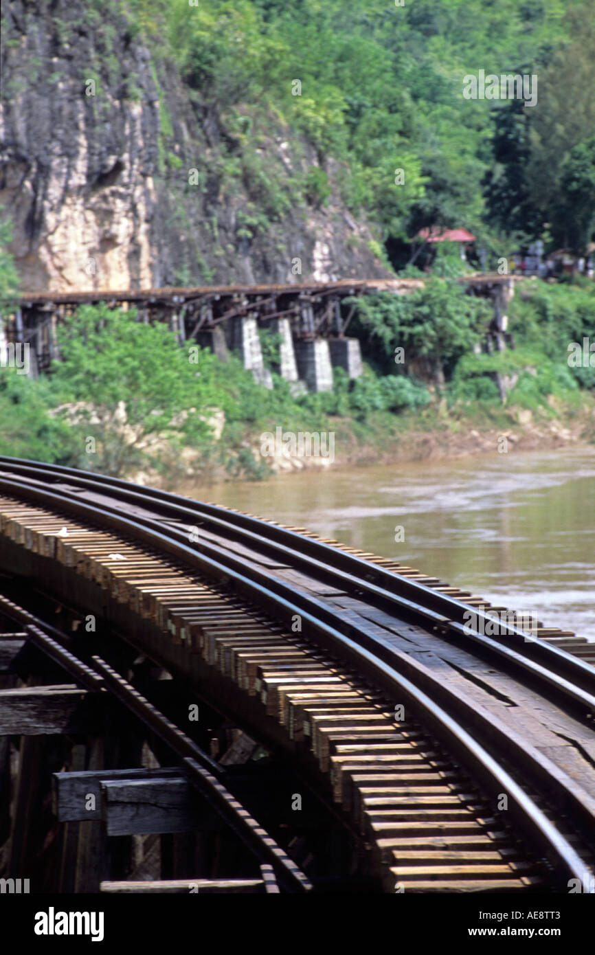 Binario ferroviario presso il ponte sul fiume Kwai Thailandia Foto Stock
