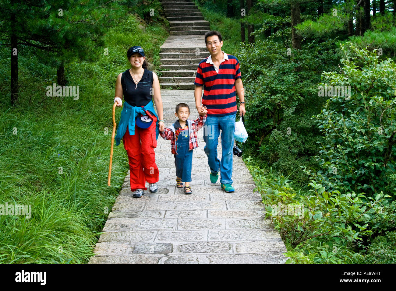 Giovani cinesi madre di famiglia padre e ragazzino escursioni montagne Huangshan Cina Foto Stock