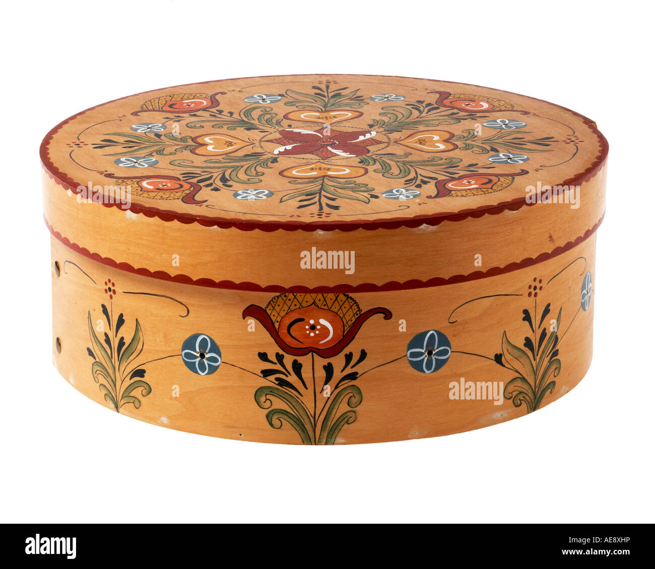 Decorativi in legno verniciato scatola di formaggio stagliano su sfondo bianco Foto Stock