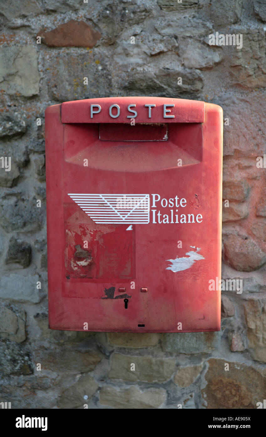 Poste Italiane rosso nella casella di posta di Poste Italiane sulla parete  a Fiesole Italia Foto stock - Alamy
